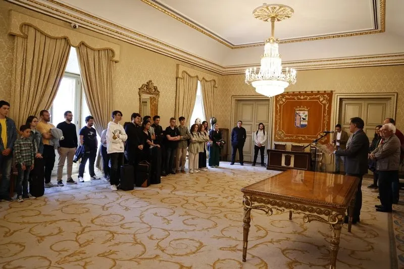 Foto 17 - La Joven Orquesta Sinf&oacute;nica Ciudad de Salamanca es recibida en el Ayuntamiento por Garc&iacute;a Carbayo