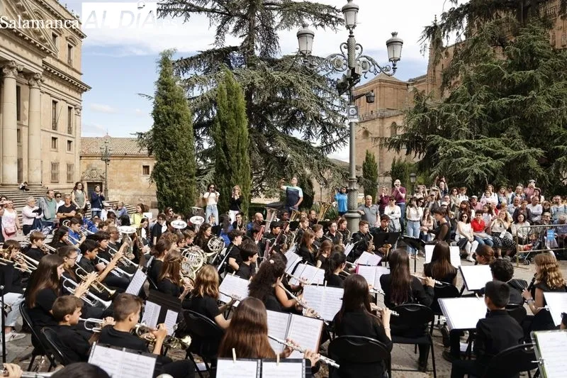 Foto 6 - M&aacute;s de 300 alumnos de conservatorios de Castilla y Le&oacute;n llenan de m&uacute;sica las calles salmantinas