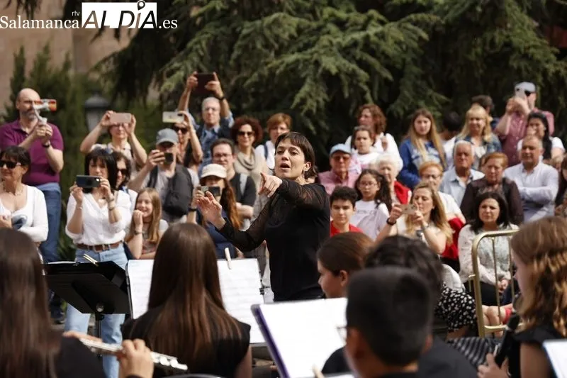 Foto 7 - M&aacute;s de 300 alumnos de conservatorios de Castilla y Le&oacute;n llenan de m&uacute;sica las calles salmantinas