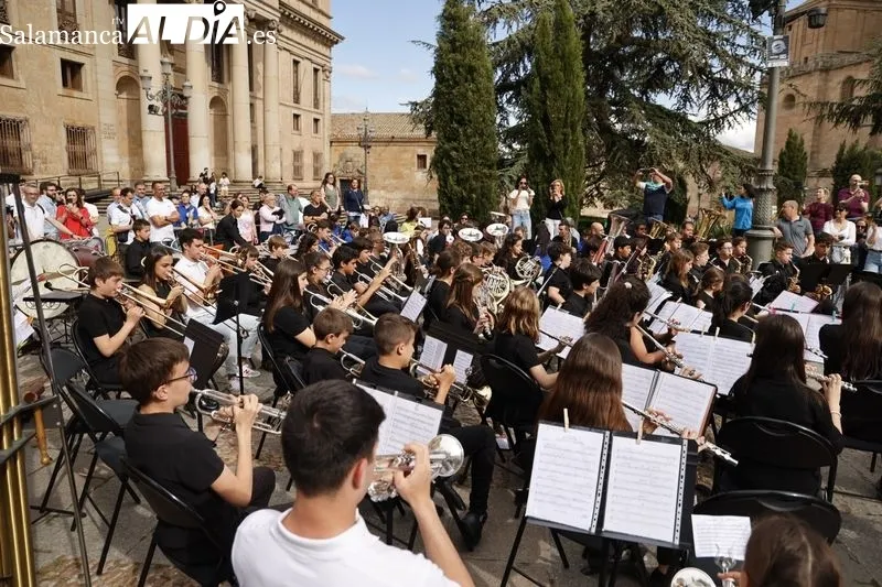 Foto 8 - M&aacute;s de 300 alumnos de conservatorios de Castilla y Le&oacute;n llenan de m&uacute;sica las calles salmantinas