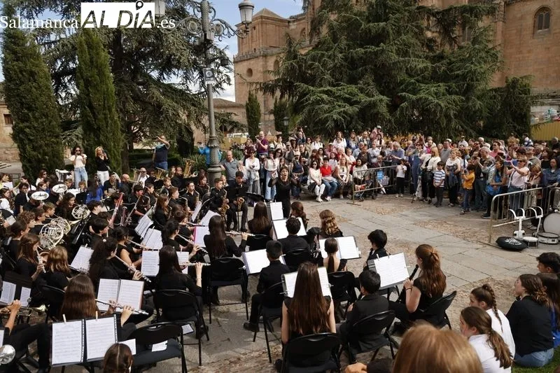 Foto 9 - M&aacute;s de 300 alumnos de conservatorios de Castilla y Le&oacute;n llenan de m&uacute;sica las calles salmantinas