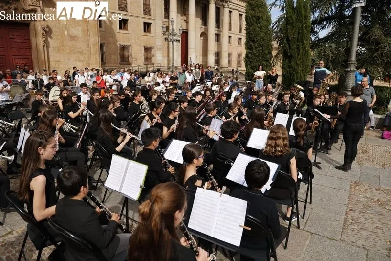 Foto 12 - M&aacute;s de 300 alumnos de conservatorios de Castilla y Le&oacute;n llenan de m&uacute;sica las calles salmantinas