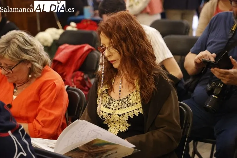 Foto 3 - Presentado 'Alma mater', una antolog&iacute;a po&eacute;tica que celebra a las madres en apoyo de C&aacute;ritas, de la mano de Juan Carlos L&oacute;pez Pinto y Carmen Borrego