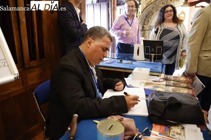Foto 4 - Presentado 'Alma mater', una antolog&iacute;a po&eacute;tica que celebra a las madres en apoyo de C&aacute;ritas, de la mano de Juan Carlos L&oacute;pez Pinto y Carmen Borrego