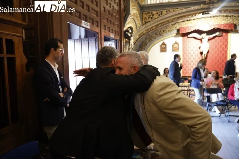 Foto 5 - Presentado 'Alma mater', una antolog&iacute;a po&eacute;tica que celebra a las madres en apoyo de C&aacute;ritas, de la mano de Juan Carlos L&oacute;pez Pinto y Carmen Borrego