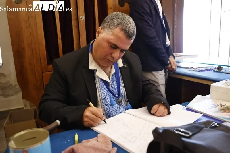 Foto 6 - Presentado 'Alma mater', una antolog&iacute;a po&eacute;tica que celebra a las madres en apoyo de C&aacute;ritas, de la mano de Juan Carlos L&oacute;pez Pinto y Carmen Borrego