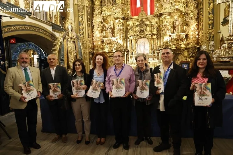 Foto 7 - Presentado 'Alma mater', una antolog&iacute;a po&eacute;tica que celebra a las madres en apoyo de C&aacute;ritas, de la mano de Juan Carlos L&oacute;pez Pinto y Carmen Borrego