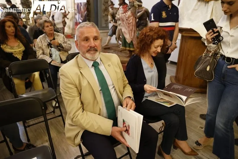 Foto 9 - Presentado 'Alma mater', una antolog&iacute;a po&eacute;tica que celebra a las madres en apoyo de C&aacute;ritas, de la mano de Juan Carlos L&oacute;pez Pinto y Carmen Borrego