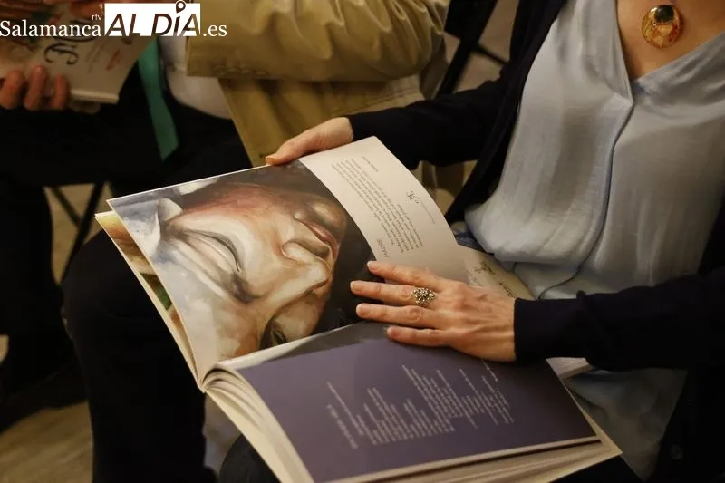 Foto 11 - Presentado 'Alma mater', una antolog&iacute;a po&eacute;tica que celebra a las madres en apoyo de C&aacute;ritas, de la mano de Juan Carlos L&oacute;pez Pinto y Carmen Borrego