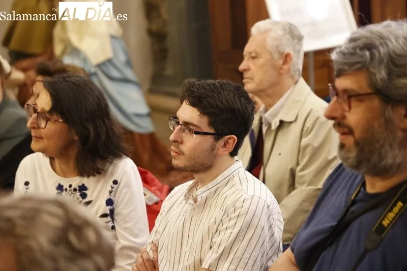Foto 14 - Presentado 'Alma mater', una antolog&iacute;a po&eacute;tica que celebra a las madres en apoyo de C&aacute;ritas, de la mano de Juan Carlos L&oacute;pez Pinto y Carmen Borrego