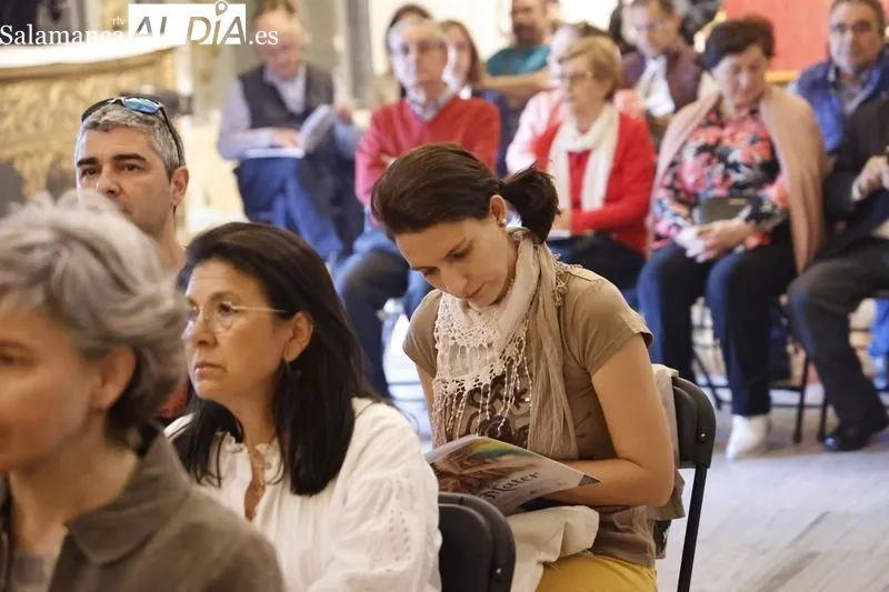Foto 15 - Presentado 'Alma mater', una antolog&iacute;a po&eacute;tica que celebra a las madres en apoyo de C&aacute;ritas, de la mano de Juan Carlos L&oacute;pez Pinto y Carmen Borrego