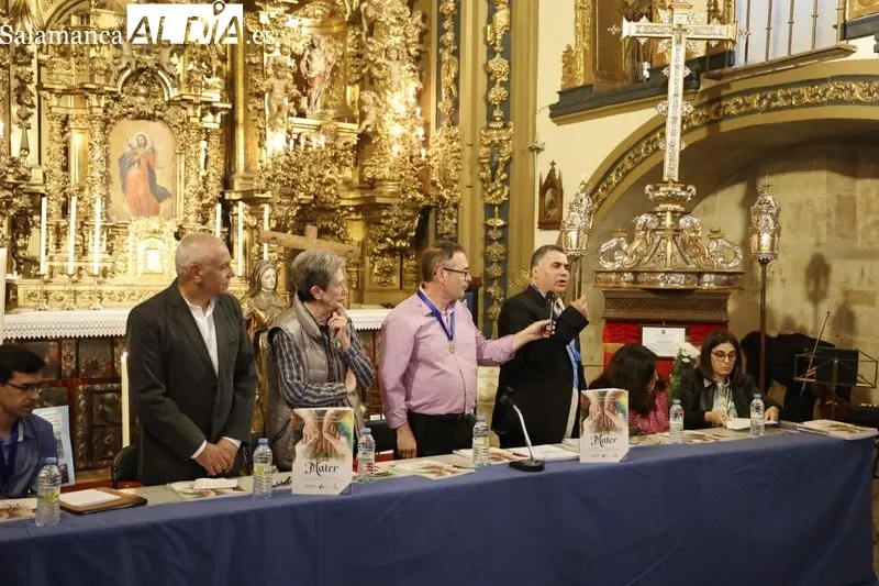 Foto 16 - Presentado 'Alma mater', una antolog&iacute;a po&eacute;tica que celebra a las madres en apoyo de C&aacute;ritas, de la mano de Juan Carlos L&oacute;pez Pinto y Carmen Borrego