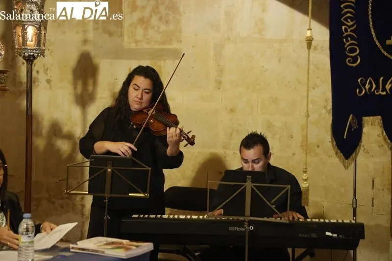 Foto 18 - Presentado 'Alma mater', una antolog&iacute;a po&eacute;tica que celebra a las madres en apoyo de C&aacute;ritas, de la mano de Juan Carlos L&oacute;pez Pinto y Carmen Borrego