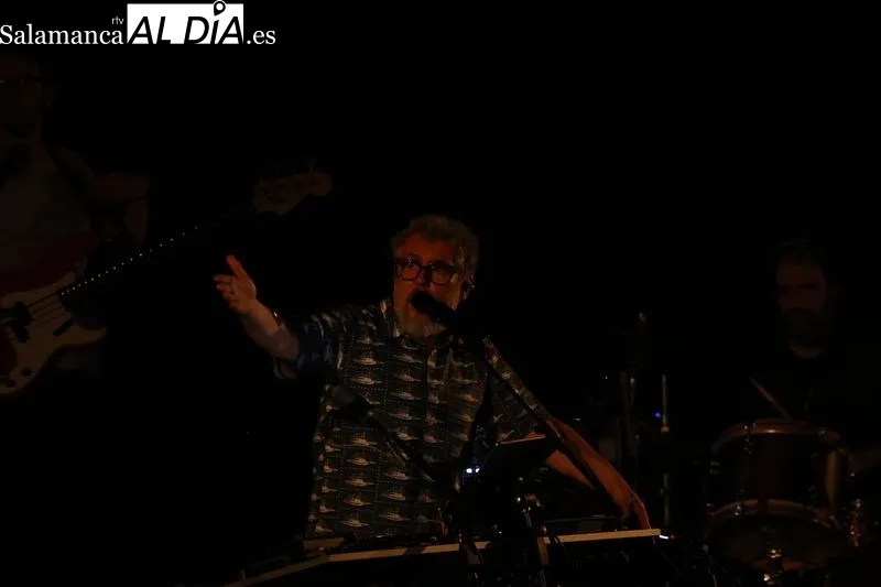 Foto 8 - Iv&aacute;n Ferreiro hace vibrar al CAEM con su 'Trinchera Pop'