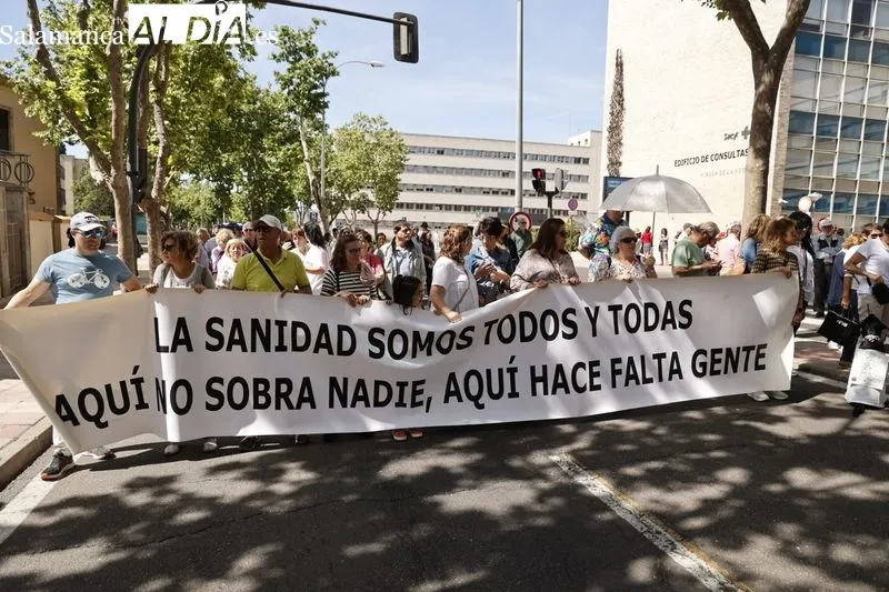 Foto 7 - La 'Marea Blanca' vuelve a pisar las calles para reivindicarse