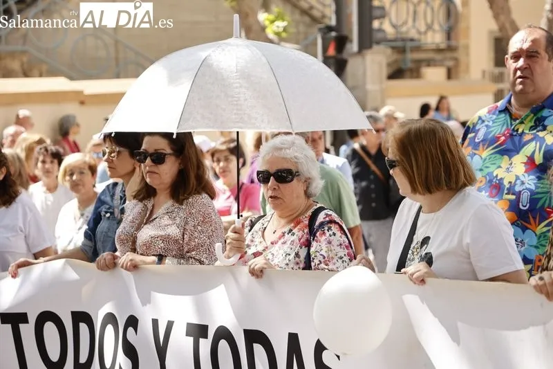 Foto 12 - La 'Marea Blanca' vuelve a pisar las calles para reivindicarse