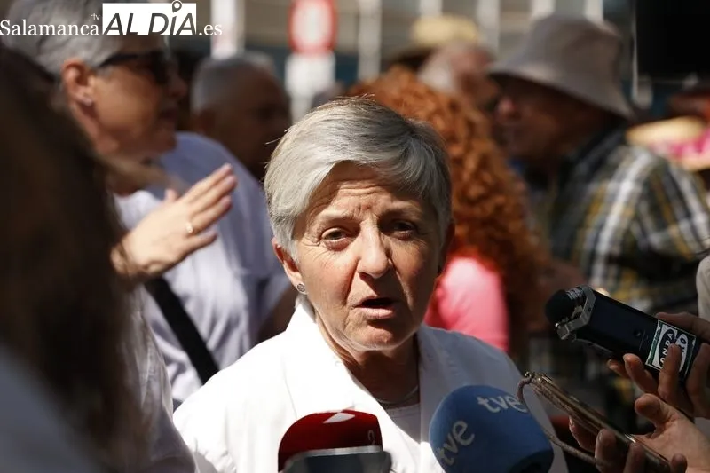 Foto 13 - La 'Marea Blanca' vuelve a pisar las calles para reivindicarse
