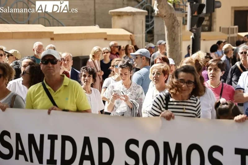 Foto 14 - La 'Marea Blanca' vuelve a pisar las calles para reivindicarse