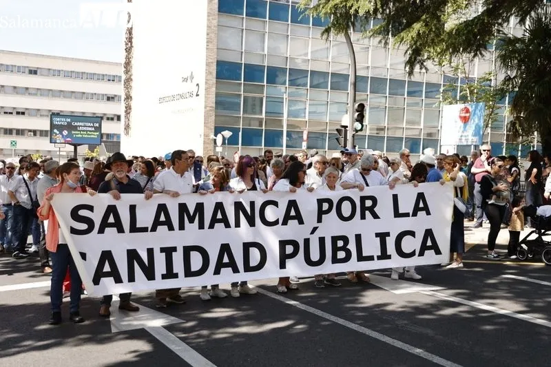 Foto 15 - La 'Marea Blanca' vuelve a pisar las calles para reivindicarse