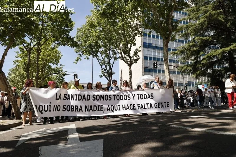 Foto 16 - La 'Marea Blanca' vuelve a pisar las calles para reivindicarse