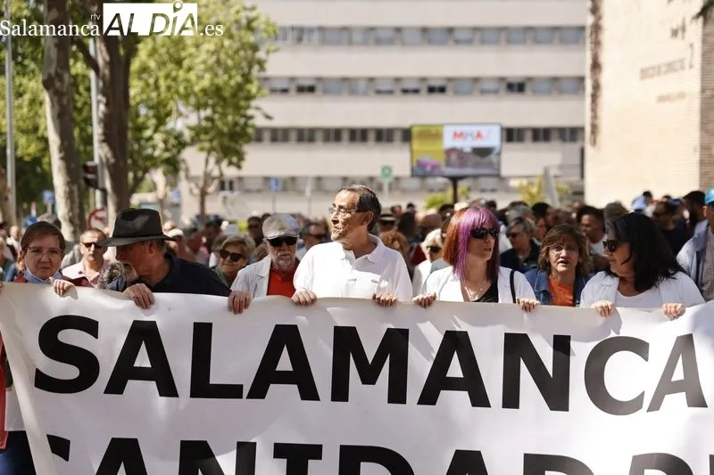 Foto 17 - La 'Marea Blanca' vuelve a pisar las calles para reivindicarse