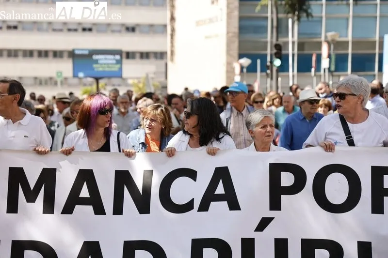 Foto 18 - La 'Marea Blanca' vuelve a pisar las calles para reivindicarse