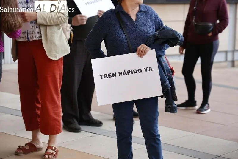 Foto 2 - Espa&ntilde;a Vaciada Salamanca se manifiesta ante los agravios e incomunicaci&oacute;n de los trenes