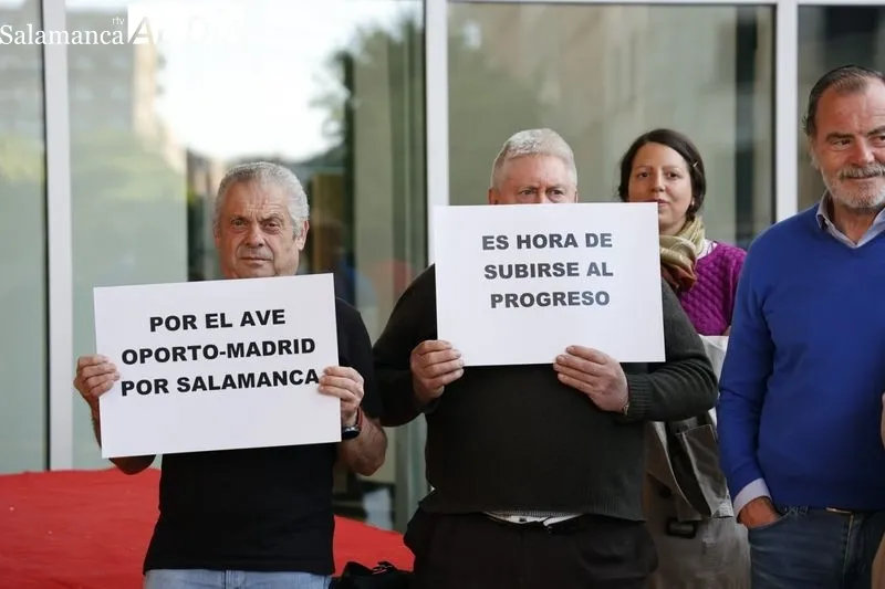 Foto 3 - Espa&ntilde;a Vaciada Salamanca se manifiesta ante los agravios e incomunicaci&oacute;n de los trenes