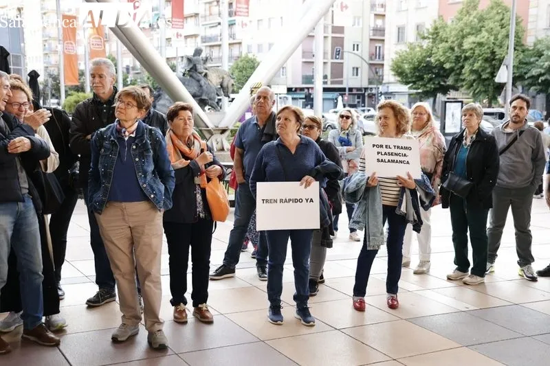 Foto 4 - Espa&ntilde;a Vaciada Salamanca se manifiesta ante los agravios e incomunicaci&oacute;n de los trenes