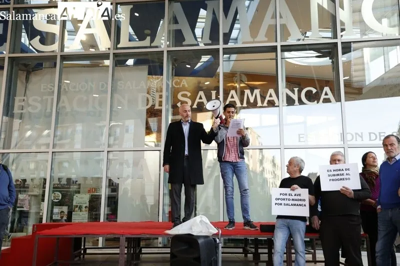 Foto 6 - Espa&ntilde;a Vaciada Salamanca se manifiesta ante los agravios e incomunicaci&oacute;n de los trenes