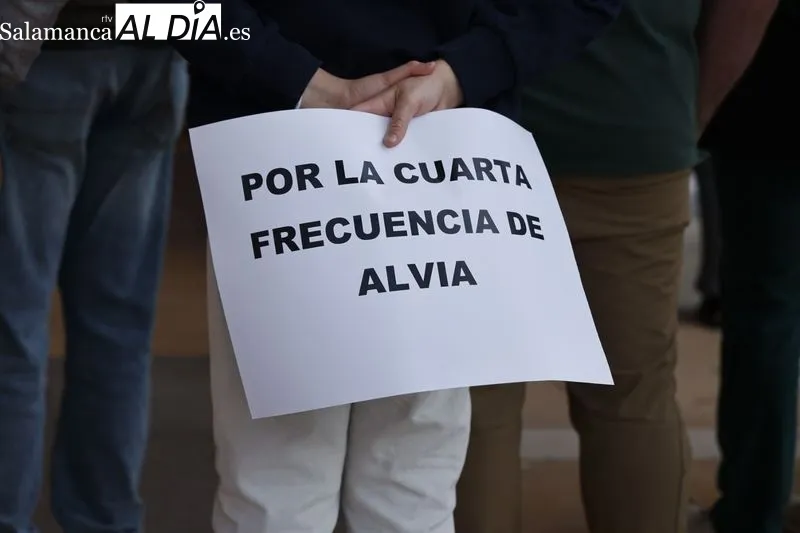 Foto 7 - Espa&ntilde;a Vaciada Salamanca se manifiesta ante los agravios e incomunicaci&oacute;n de los trenes