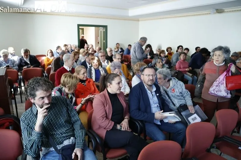 Foto 2 - La Sala de la Palabra del Liceo se llena para ver la presentaci&oacute;n del libro del periodista Javier Ruiz