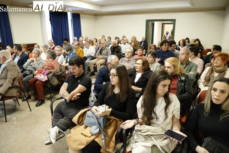 Foto 6 - La Sala de la Palabra del Liceo se llena para ver la presentaci&oacute;n del libro del periodista Javier Ruiz