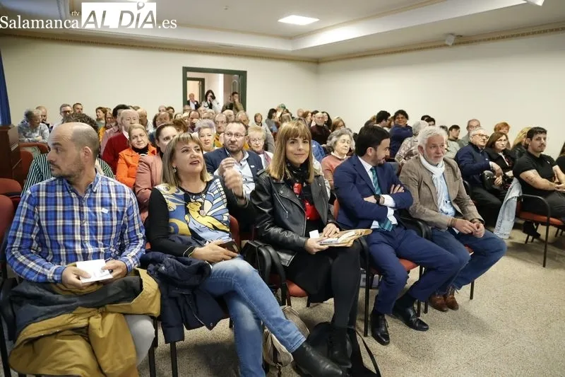 Foto 10 - La Sala de la Palabra del Liceo se llena para ver la presentaci&oacute;n del libro del periodista Javier Ruiz