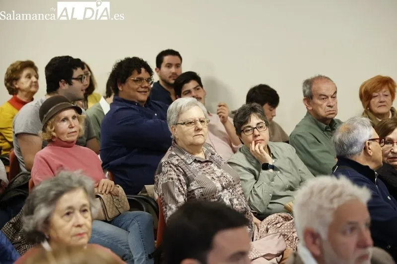 Foto 11 - La Sala de la Palabra del Liceo se llena para ver la presentaci&oacute;n del libro del periodista Javier Ruiz