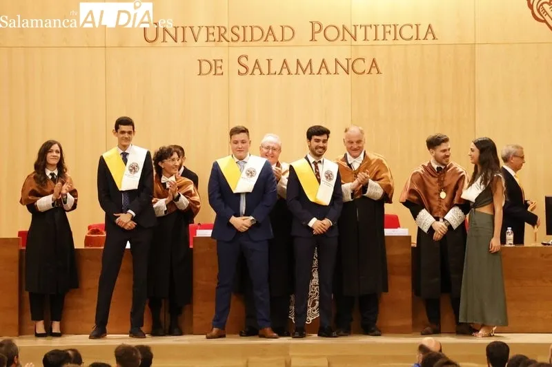 Foto 2 - Nuevos graduados en Ingenier&iacute;a Inform&aacute;tica y Administraci&oacute;n y Direcci&oacute;n de Empresas Tecnol&oacute;gicas