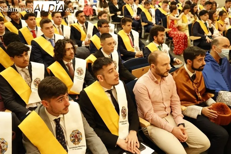 Foto 6 - Nuevos graduados en Ingenier&iacute;a Inform&aacute;tica y Administraci&oacute;n y Direcci&oacute;n de Empresas Tecnol&oacute;gicas