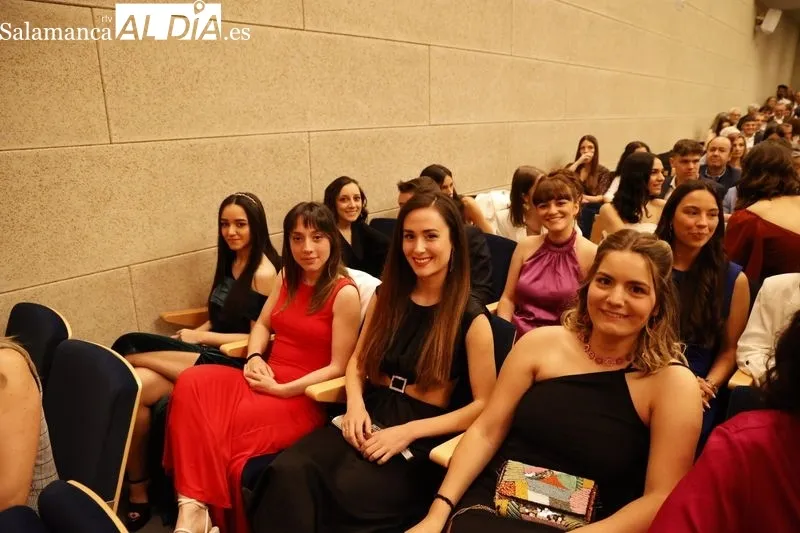 Ceremonia de los nuevos graduados en Logopedia en la UPSA. Fotos: David Sañudo