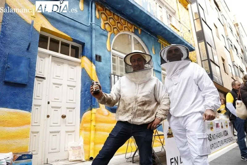 Actividades por el Día Mundial de las Abejas, organizadas por COAG y ZOES, en el Barrio del Oeste. Fotos: David Sañudo