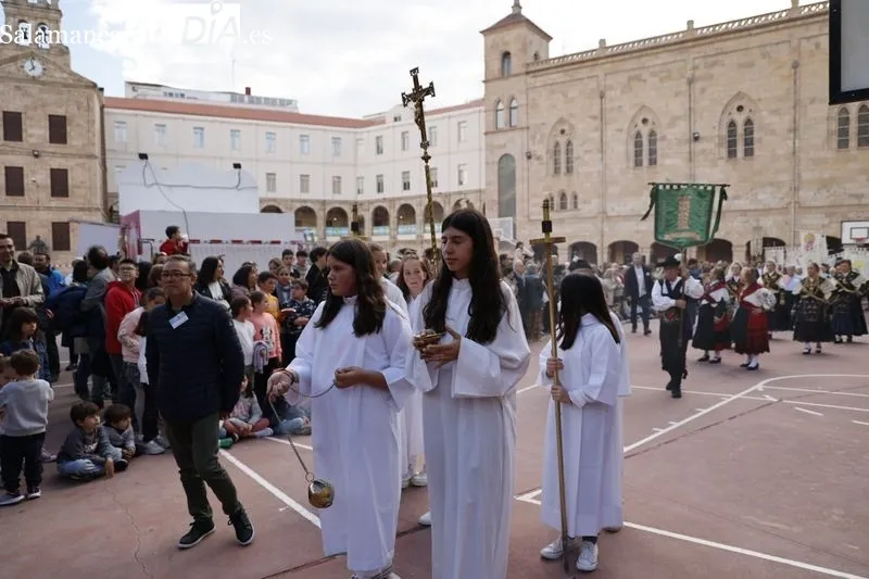 Foto 6 - Mar&iacute;a Auxiliadora procesiona para comenzar las fiestas en su honor