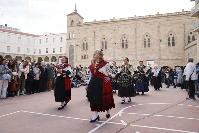 Foto 8 - Mar&iacute;a Auxiliadora procesiona para comenzar las fiestas en su honor