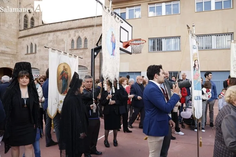 Foto 15 - Mar&iacute;a Auxiliadora procesiona para comenzar las fiestas en su honor