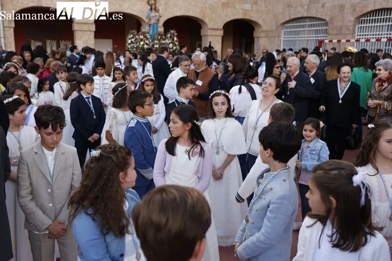Foto 17 - Mar&iacute;a Auxiliadora procesiona para comenzar las fiestas en su honor