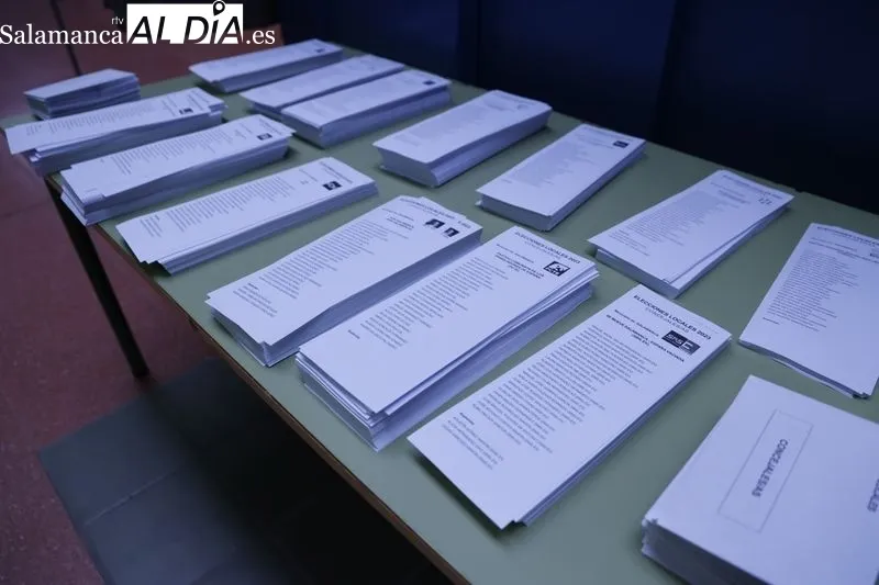Primeros minutos de la apertura de las urnas en los colegios San Mateo y María Auxiliadora. Fotos: David Sañudo