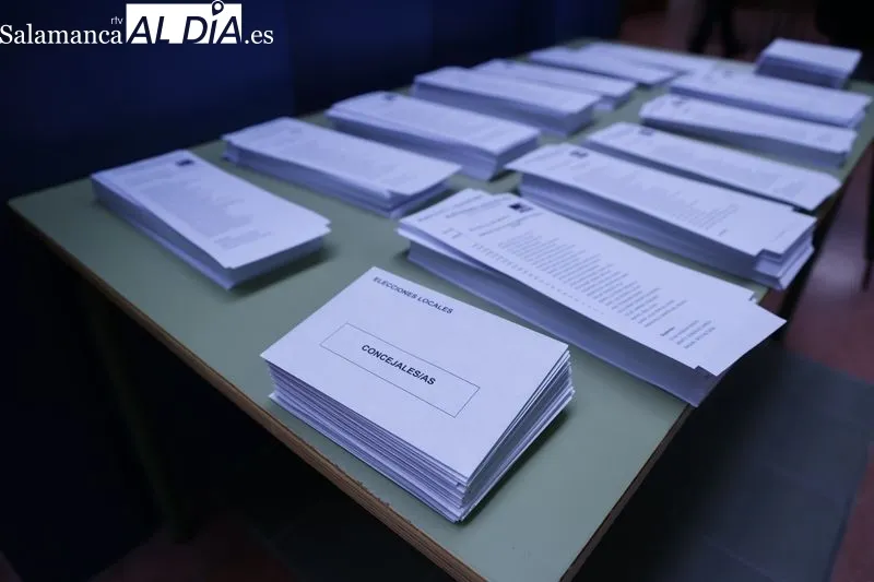 Primeros minutos de la apertura de las urnas en los colegios San Mateo y María Auxiliadora. Fotos: David Sañudo