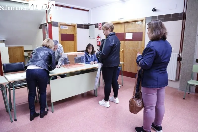 Primeros minutos de la apertura de las urnas en los colegios San Mateo y María Auxiliadora. Fotos: David Sañudo