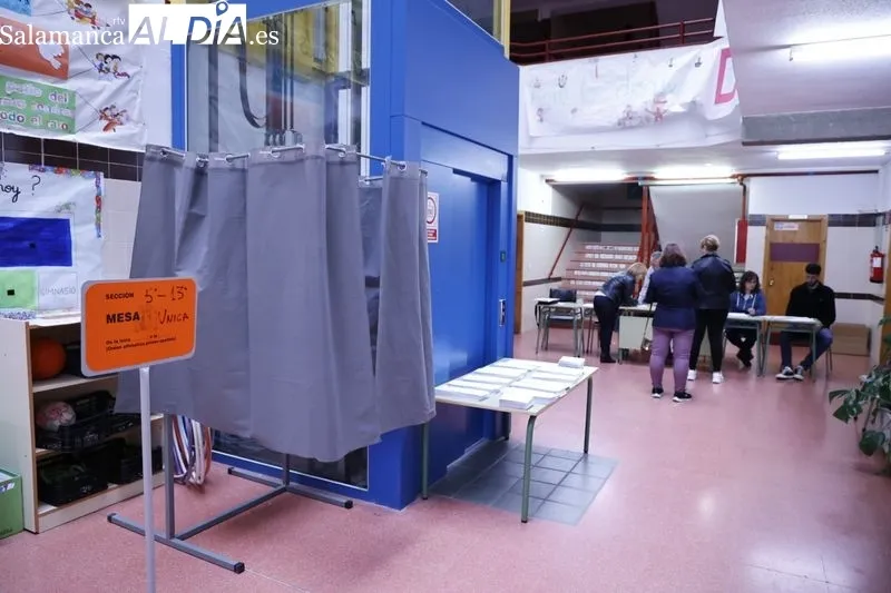 Primeros minutos de la apertura de las urnas en los colegios San Mateo y María Auxiliadora. Fotos: David Sañudo