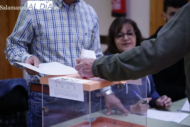 Primeros minutos de la apertura de las urnas en los colegios San Mateo y María Auxiliadora. Fotos: David Sañudo