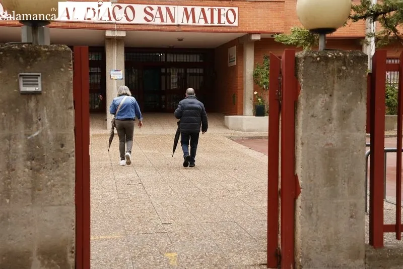 Primeros minutos de la apertura de las urnas en los colegios San Mateo y María Auxiliadora. Fotos: David Sañudo