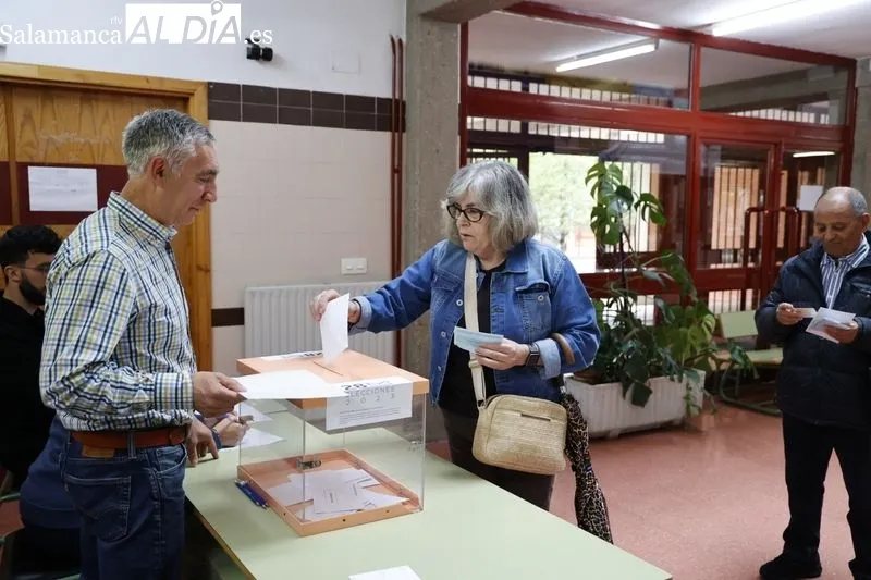 Primeros minutos de la apertura de las urnas en los colegios San Mateo y María Auxiliadora. Fotos: David Sañudo
